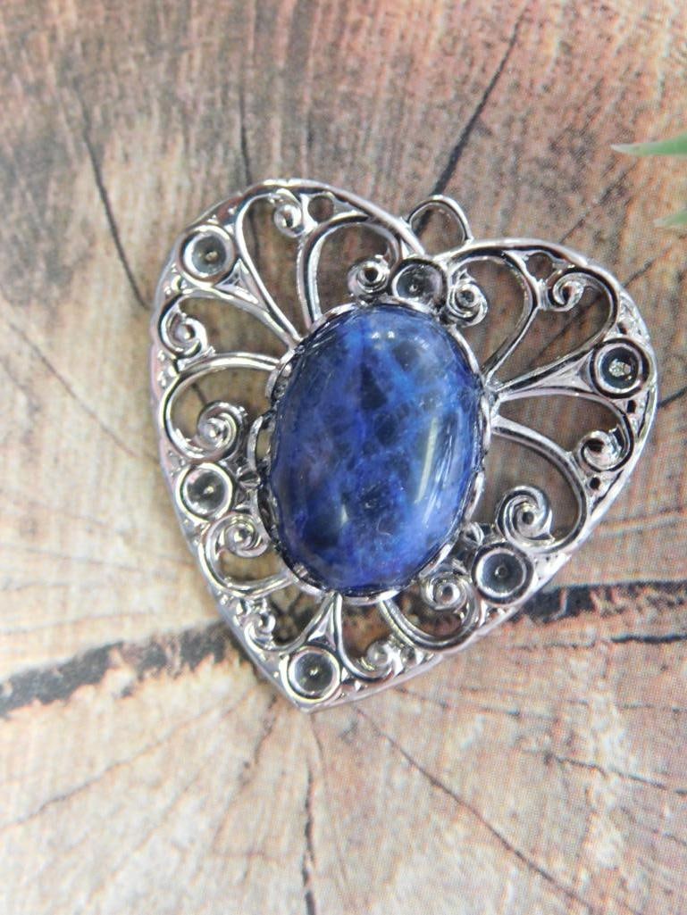 SODALITE HEART PENDANT ROCK STONE LAPIDARY SPECIMEN: SODALITE HEART PENDANT ROCK STONE LAPIDARY SPECIMEN