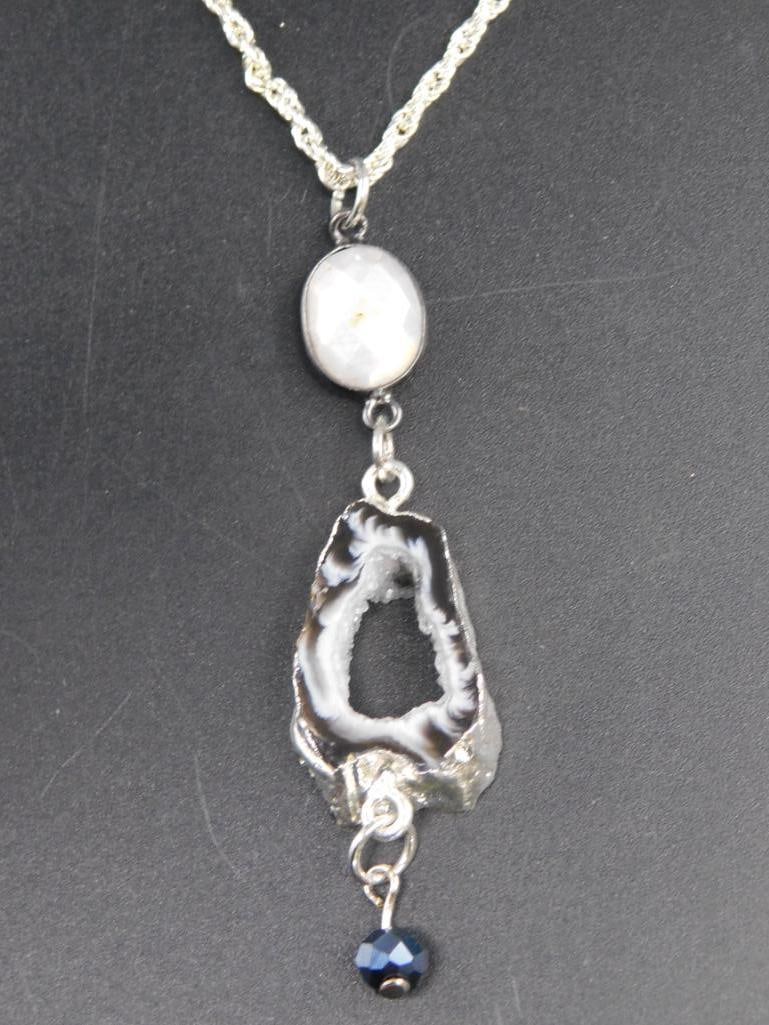 GEODE SLICE PENDANT ON CHAIN NECKLACE ROCK STONE LAPIDARY SPECIMEN: GEODE SLICE PENDANT ON CHAIN NECKLACE ROCK STONE LAPIDARY SPECIMEN