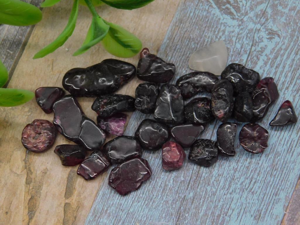12 Grams of Unpolished Garnet Gemstones: 13 Grams of Unpolished Garnet Gemstones