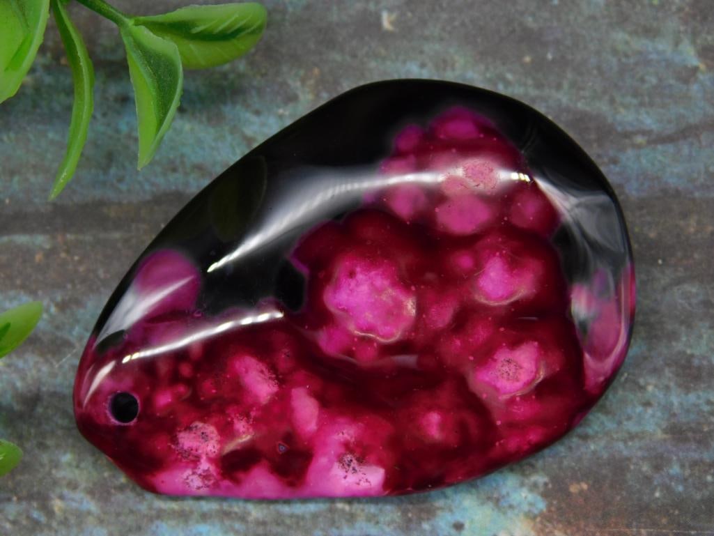 Polished Agate Pendant With Deep Pink Patterns: Polished Agate Pendant With Deep Pink Patterns