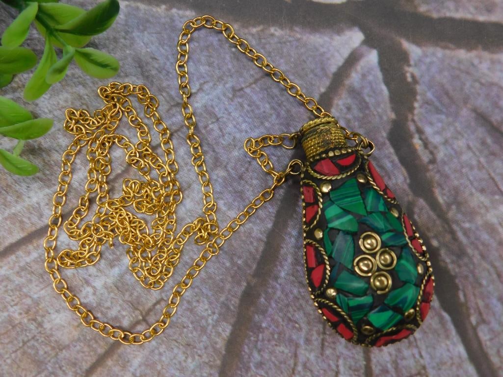 Gold-Tone Necklace With Snuff Bottle: Gold-Tone Necklace With Snuff Bottle