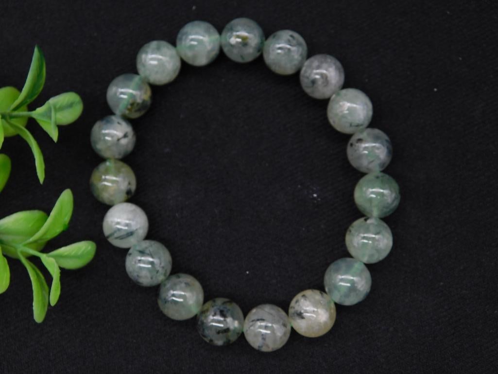 Elastic Bracelet with Green and Gray Beads: Elastic Bracelet with Green and Gray Beads