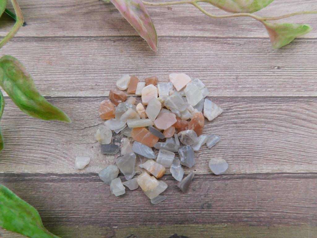 12 Grams of Rainbow Moonstone Gemstones: 13 Grams of Rainbow Moonstone Gemstones