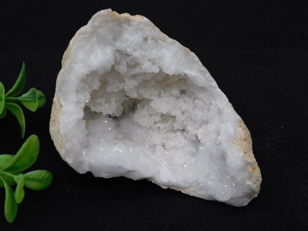 Quartz Geode with Sparkling Crystal Formation Rock Stone Lapidary Specimen: Quartz Geode with Sparkling Crystal Formation Rock Stone Lapidary Specimen