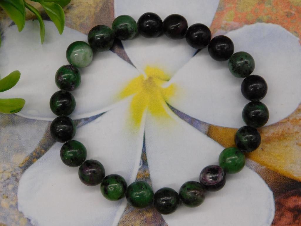Green and Black Beaded Stretch Bracelet (1 of 2)
