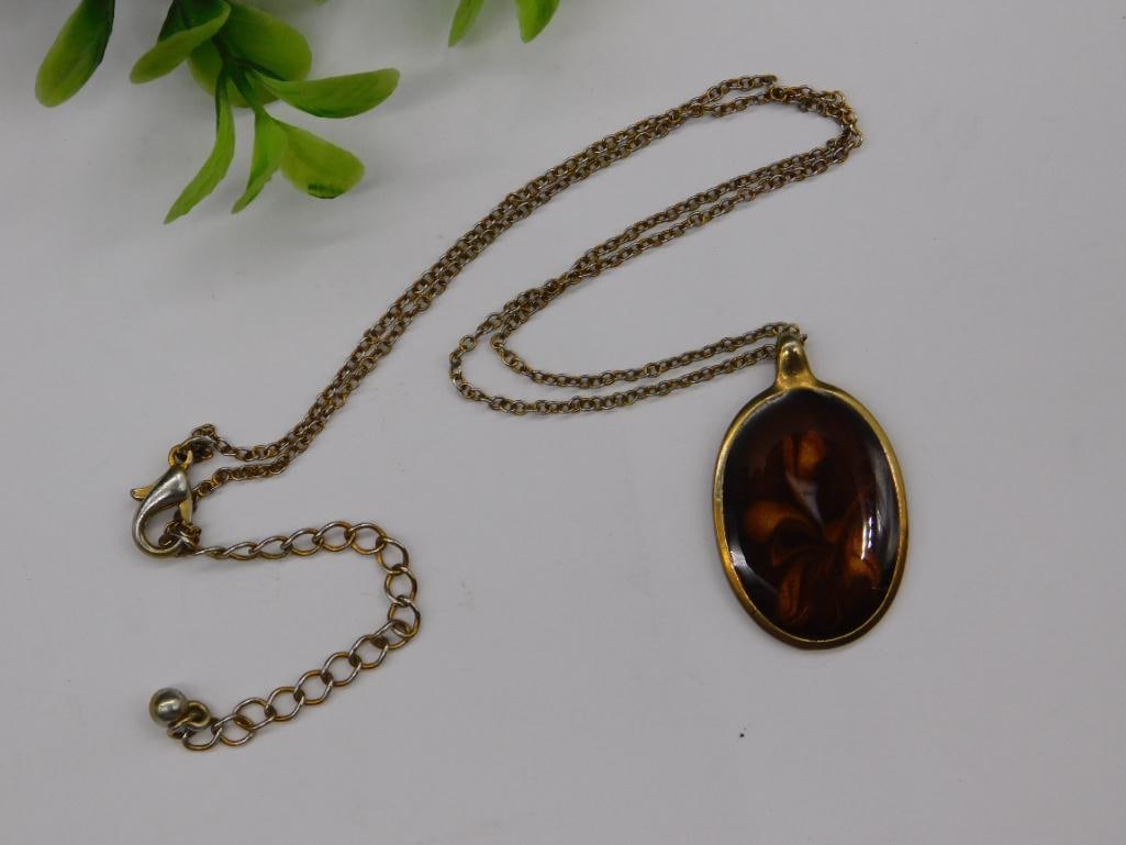 Gold-Tone Necklace with Oval Brown Swirl Pendant: Gold-Tone Necklace with Oval Brown Swirl Pendant — Part of our Discover Gilded Gallery, Crystals and Gems auction at HATMAN'S Auctions! Please see photos for measurements and condition. YES, we