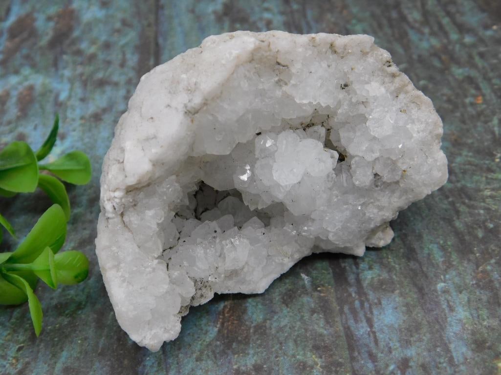 Quartz Geode Specimen with Crystalline Interior ROCK STONE LAPIDARY SPECIMEN: Quartz Geode Specimen with Crystalline Interior ROCK STONE LAPIDARY SPECIMEN — Part of our Discover Gilded Gallery, Crystals and Gems auction at HATMAN'S Auctions! Please see photos for measurements