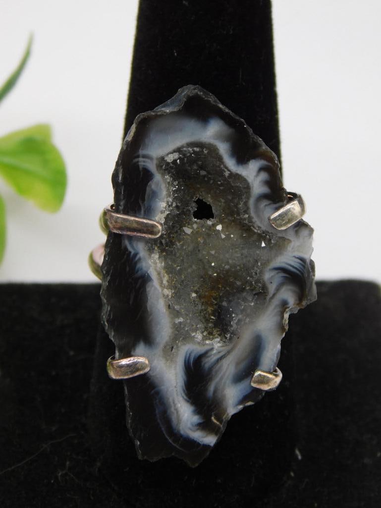 GEODE SLICE RING ADJUSTABLE ROCK STONE LAPIDARY SPECIMEN: GEODE SLICE RING ADJUSTABLE ROCK STONE LAPIDARY SPECIMEN - Authentic estate find offered in our online auction. Perfect for collectors, resellers, and enthusiasts of vintage, antiques, minerals, rocks