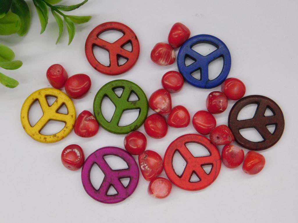 COLORFUL WOODEN CARVED PEACE SIGN BEADS: COLORFUL WOODEN CARVED PEACE SIGN BEADS — Part of our Discover Gilded Gallery, Crystals and Gems auction at HATMAN'S Auctions! Please see photos for measurements and condition. YES, we have