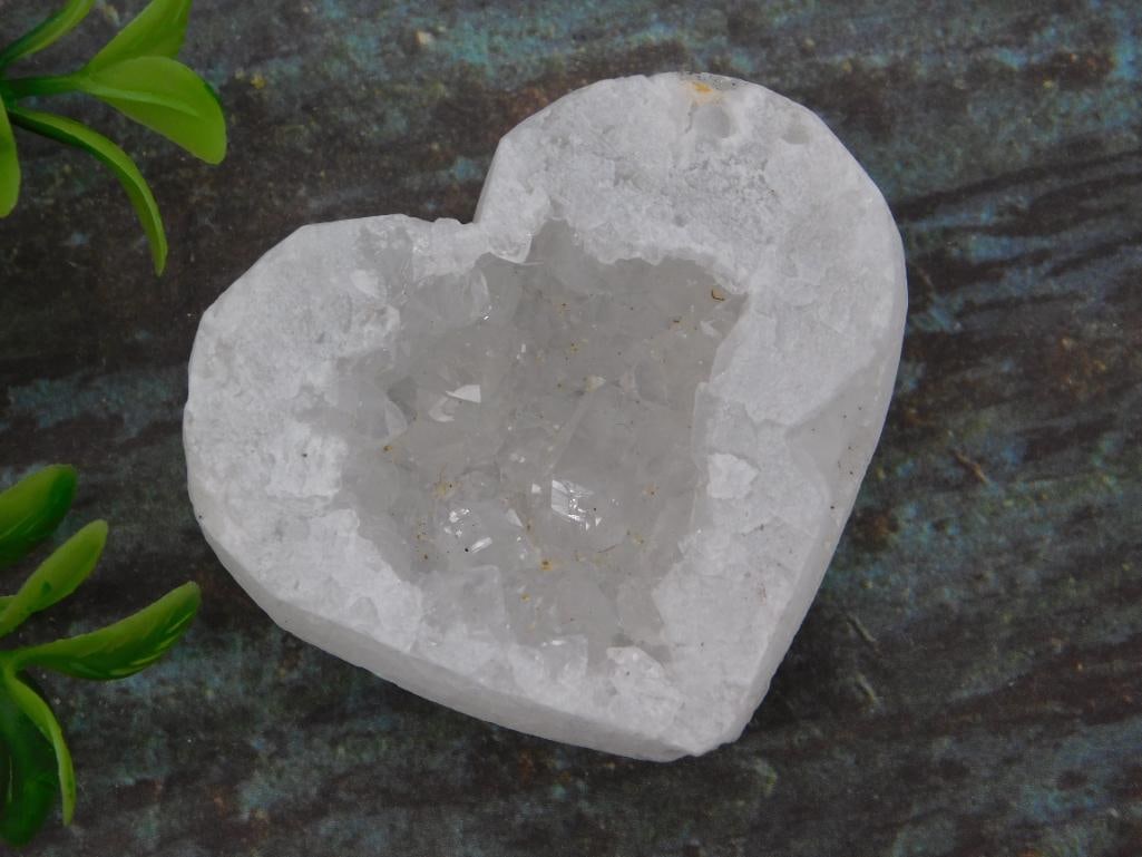 GEODE HEART ROCK STONE LAPIDARY SPECIMEN: GEODE HEART ROCK STONE LAPIDARY SPECIMEN — Part of our Discover Antique Alley, Crystals and Gems auction at HATMAN'S Auctions! Please see photos for measurements and condition. YES, we have in-house