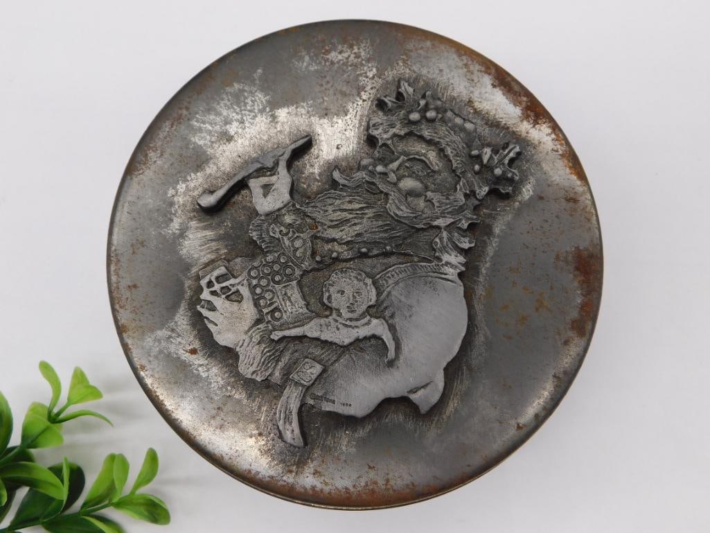 VINTAGE PEWTER TIN WITH SANTA CLAUS EMBOSSED LID: VINTAGE PEWTER TIN WITH SANTA CLAUS EMBOSSED LID — Part of our Discover Antique Alley, Crystals and Gems auction at HATMAN'S Auctions! Please see photos for measurements and condition. YES, we have