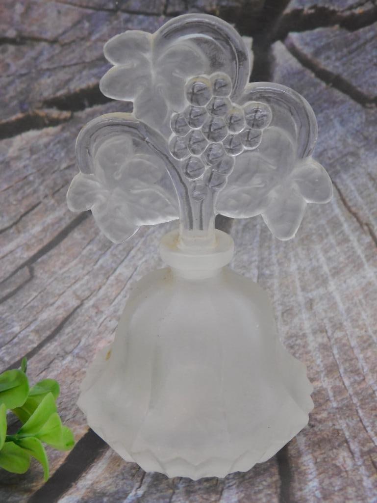 IW RICE & CO FACTICE PERFUME BOTTLE VINTAGE ANTIQUE: IW RICE & CO FACTICE PERFUME BOTTLE VINTAGE ANTIQUE — Part of our Discover Antique Alley, Crystals and Gems auction at HATMAN'S Auctions! Please see photos for measurements and condition. YES, we