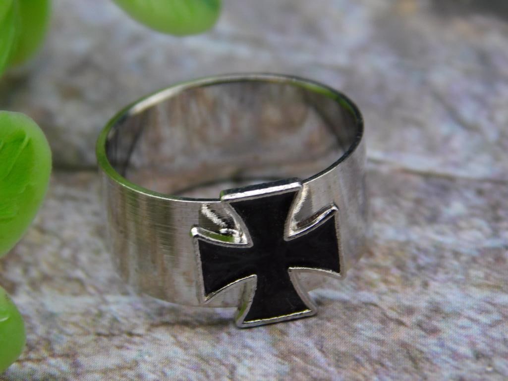 Silver-Tone Ring With Black Maltese Cross Design: Silver-Tone Ring With Black Maltese Cross Design