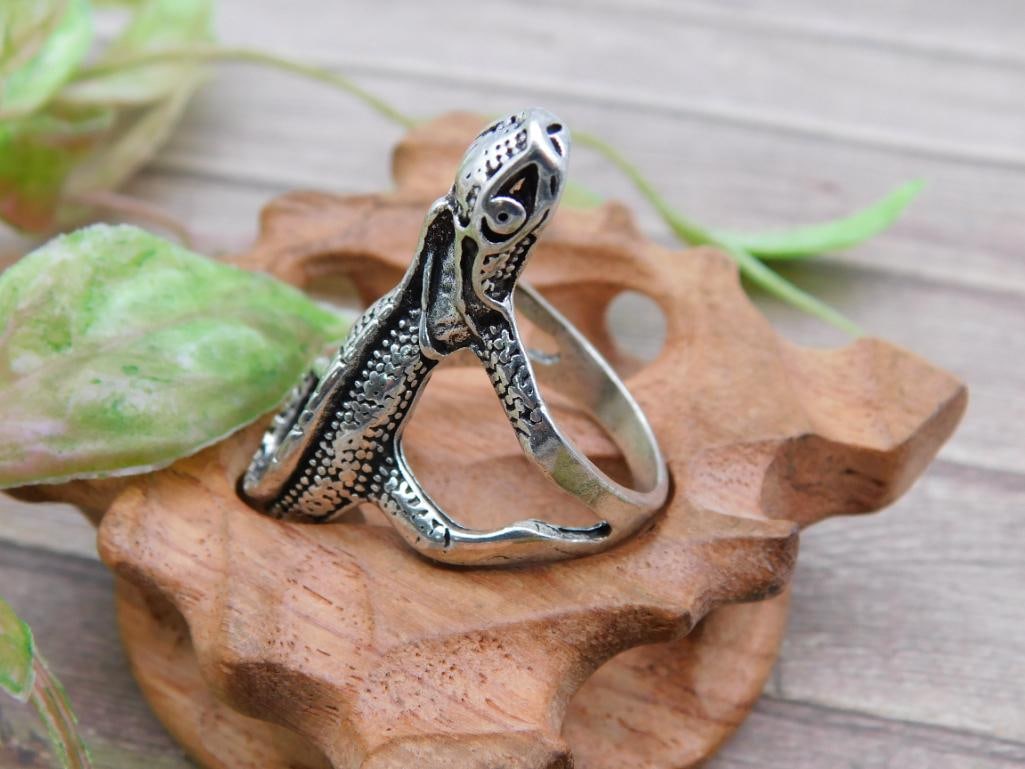 Silver-Toned Lizard Design Ring Size 10 - 2