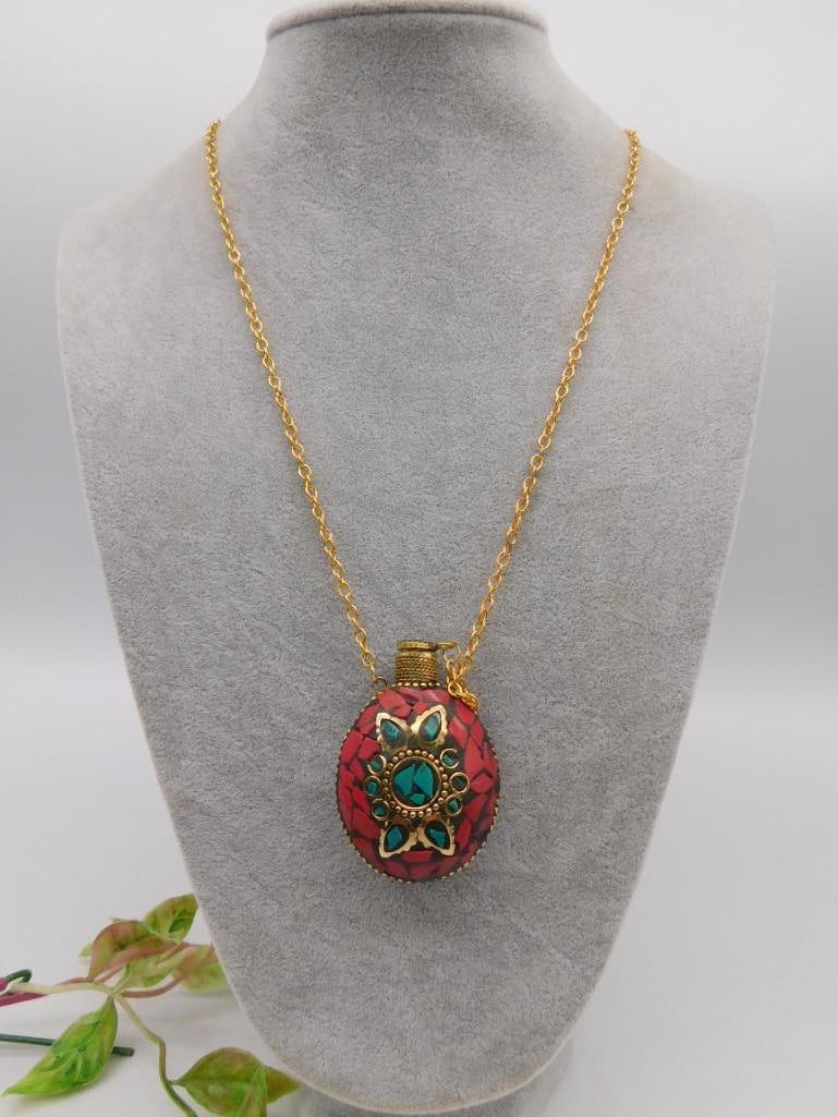 Gold-Tone Necklace With Snuff Bottle: Gold-Tone Necklace With Snuff Bottle