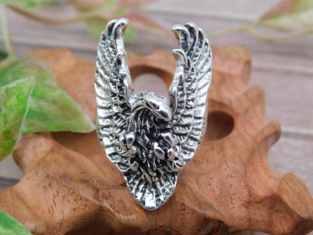 Silver-Tone Eagle Ring With Intricate Detailing: Silver-Tone Eagle Ring With Intricate Detailing