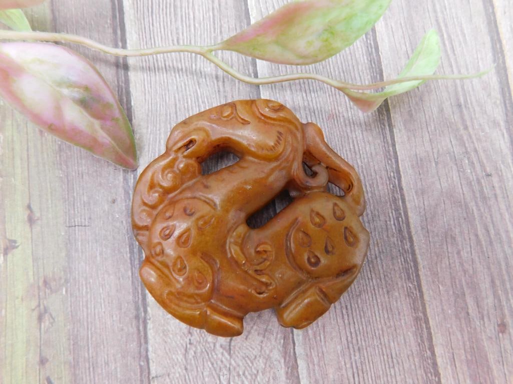 Carved Jade Ornament of Two Intertwined Animals: Carved Jade Ornament of Two Intertwined Animals