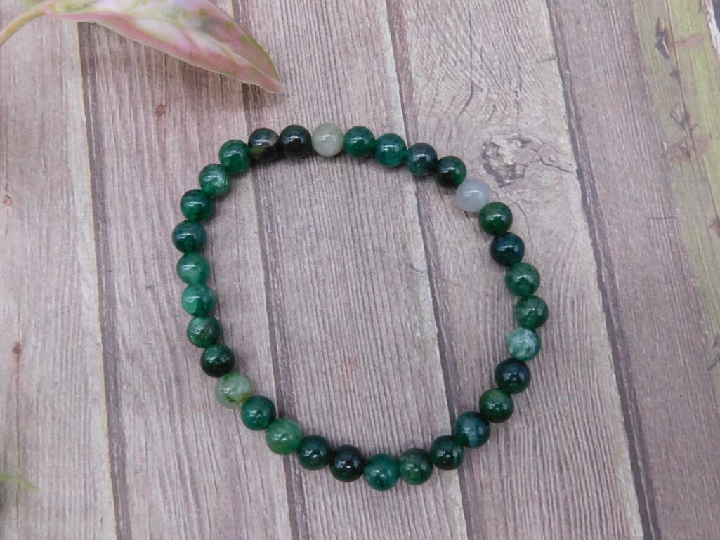 Green Stone Beaded Stretch Bracelet: Green Stone Beaded Stretch Bracelet
