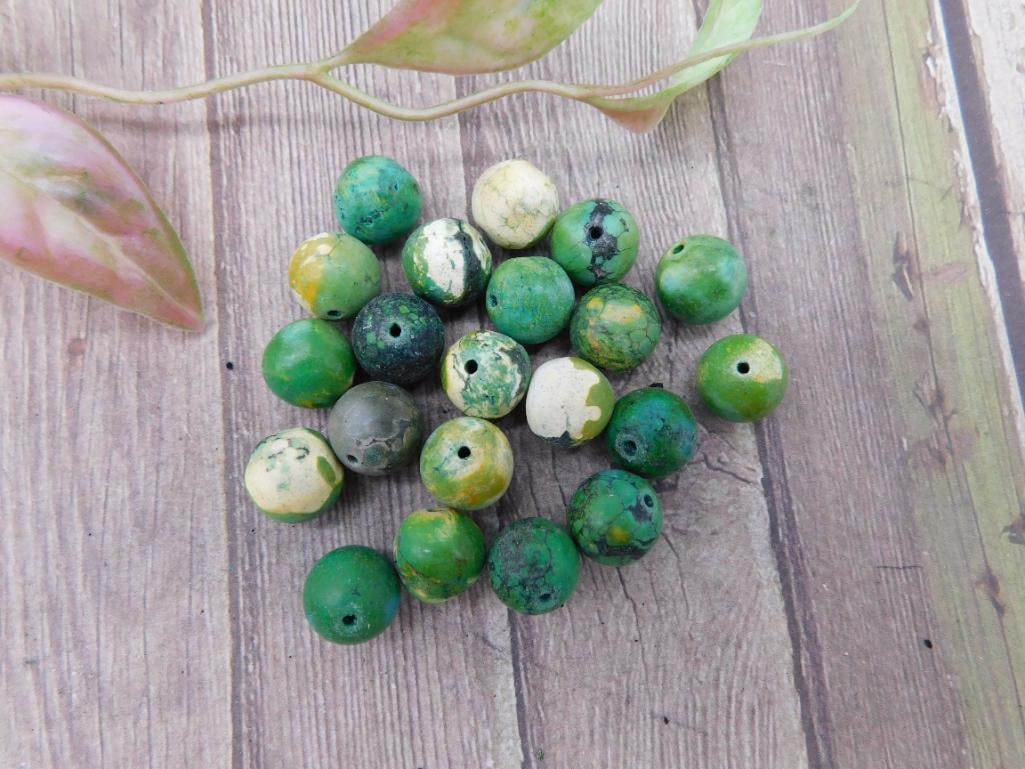 Lot of Green and Yellow Stone Beads: Lot of Green and Yellow Stone Beads