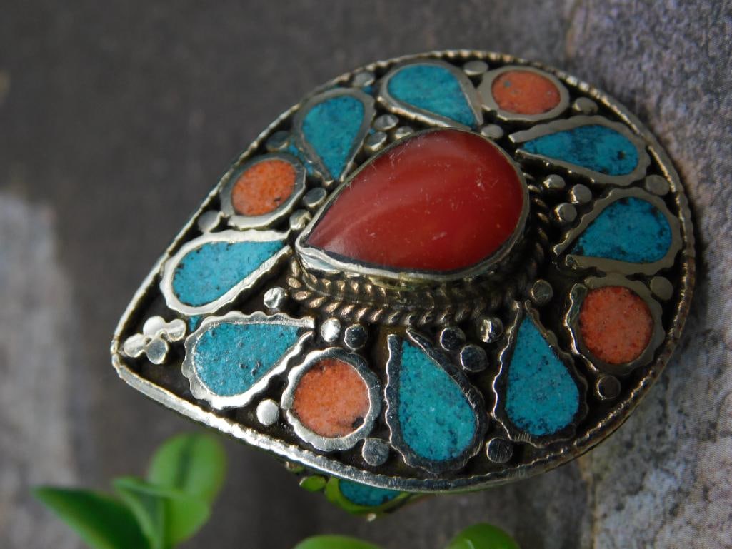 Silver-Tone Adjustable Turquoise and Red Coral Ring with Red and Blue Accents: Silver-Tone Adjustable Turquoise and Red Coral Ring with Red and Blue Accents, reference quarter included suggests smaller size. Included in the auction is a card marked '2025 Rock Auction' with lot