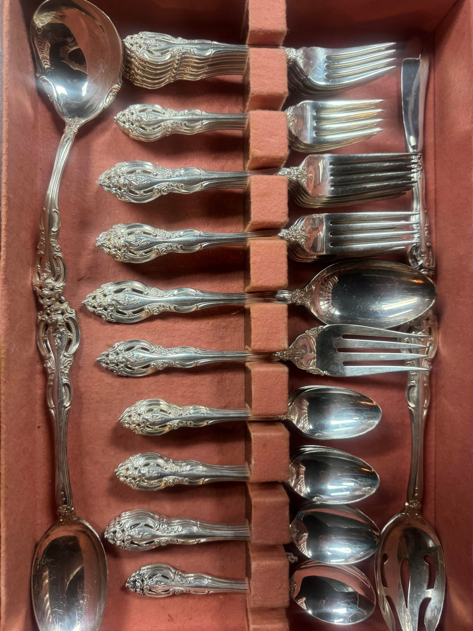 GORHAM STERLING SILVER LA SCALA FLATWARE 2 KNIVES: 2 9 inch KNIVES - 75 Grams Each. Stainless blade, Sterling Handle The elegant La Scala pattern by Gorham is a striking example of fine American sterling silver craftsmanship, blending classic