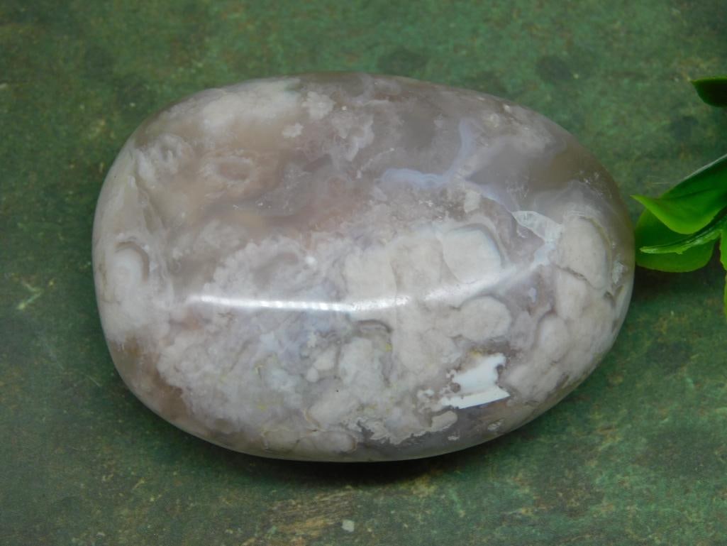 HATMANS FLOWER PETAL AGATE ROCK STONE LAPIDARY SPECIMEN - NATURAL FLOWER PETAL AGATE COLLECTOR: This flower petal agate specimen shows off natural banding and pattern reminiscent of delicate petals, a favorite among agate collectors. It's a distinctive piece for a mineral display or lapidary pro