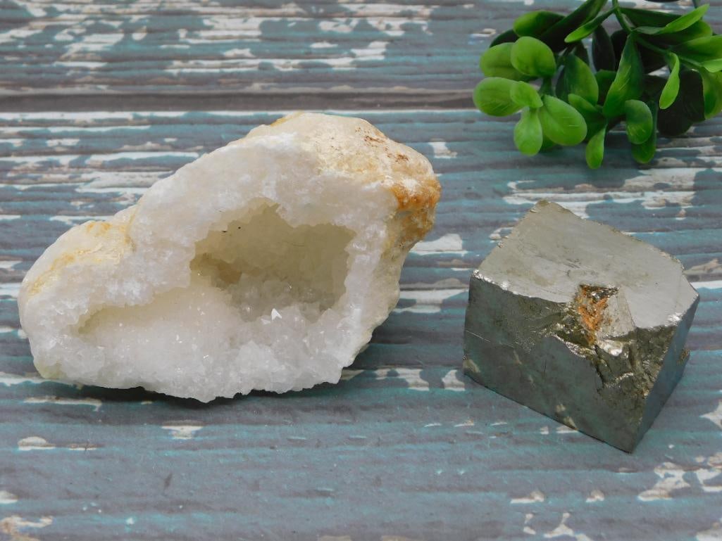 MIXED LOT NATURAL STONE LAPIDARY SPECIMEN - ASSORTED ROCK COLLECTOR GROUPING: A varied grouping of natural stone specimens, this mixed lot appeals to collectors and hobbyists who enjoy the surprise of assorted rock types in one purchase. It's a convenient way to grow a rock or 