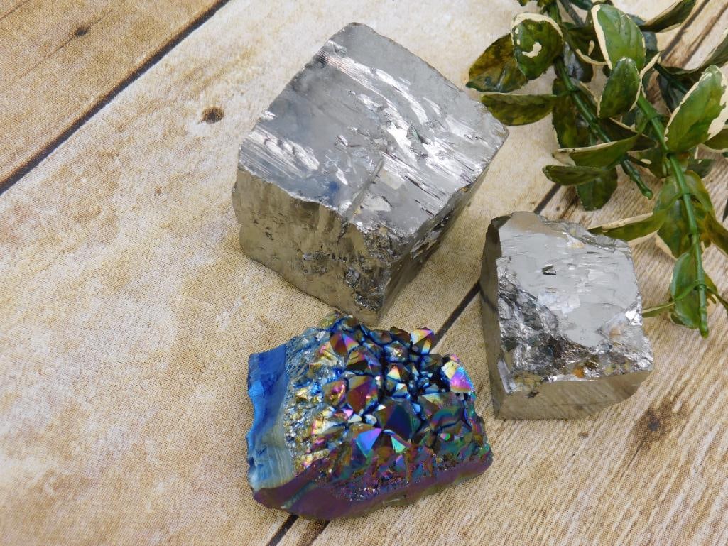 MIXED LOT ROCK STONE LAPIDARY SPECIMEN - ASSORTED NATURAL STONE COLLECTION FOR ROCKHOUNDS: This mixed lot brings together an assortment of rock and stone specimens, offering variety for collectors, rockhounds, and lapidary hobbyists alike. It's a great way to add several pieces to a display