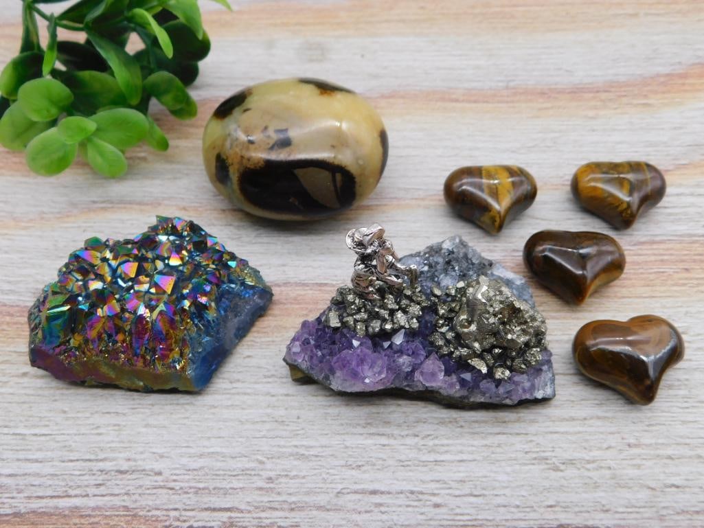 MIXED LOT ROCK SPECIMEN LAPIDARY STONE - ASSORTED COLLECTIBLE ROCKHOUND GROUPING: Featuring a mix of rock and stone pieces, this lot gives collectors and rockhounds a nice variety to add to their display or working collection. Each item brings its own look and character. Refer to p
