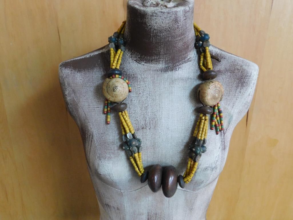 SHELL AND LARGE BROWN BEADED AFRICAN TRADE BEAD NECKLACE: SHELL AND LARGE BROWN BEADED AFRICAN TRADE BEAD NECKLACE — Part of our Discover Buried Treasure, Crystals and Gems auction at HATMAN'S Auctions! Please see photos for measurements and condition. YES