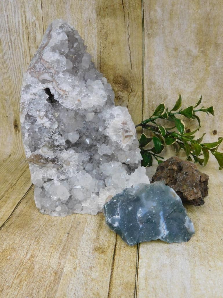 MIXED ROUGH ROCK ROCK STONE LAPIDARY SPECIMEN: MIXED ROUGH ROCK ROCK STONE LAPIDARY SPECIMEN — Part of our Discover Buried Treasure, Crystals and Gems auction at HATMAN'S Auctions! Please see photos for measurements and condition. YES, we have i