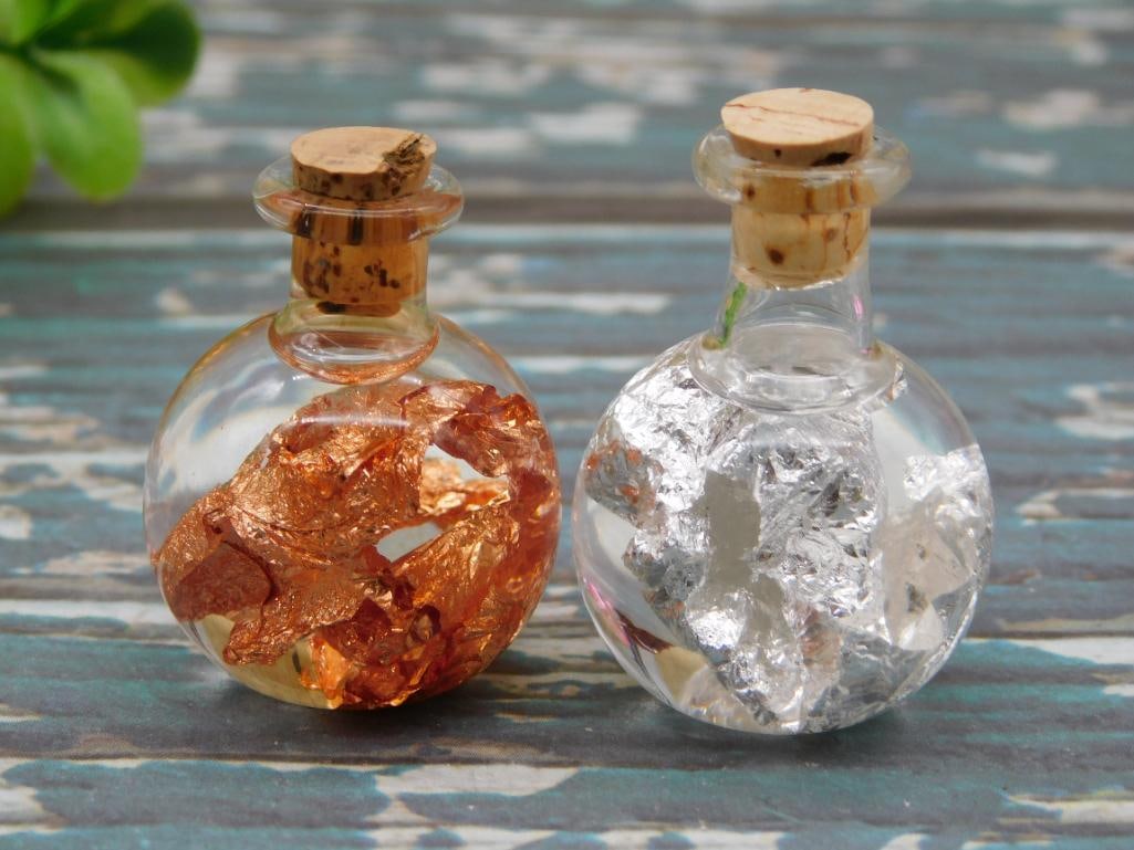 SILVER AND COPPER FLAKES IN BOTTLES ROCK STONE LAPIDARY SPECIMEN: SILVER AND COPPER FLAKES IN BOTTLES ROCK STONE LAPIDARY SPECIMEN — Part of our Discover Buried Treasure, Crystals and Gems auction at HATMAN'S Auctions! Please see photos for measurements and