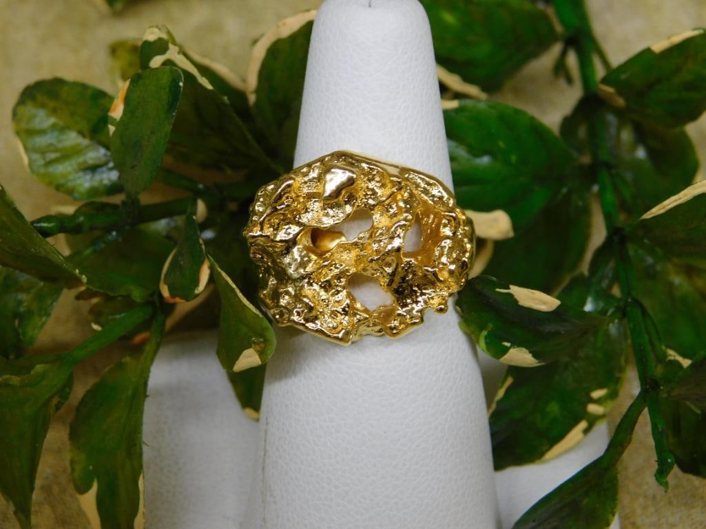 GOLD TONE HAMMERED RING: WELCOME TO HATMAN AUCTIONS! SPECIAL NOTICE: Please see photos for measurements and descriptions. ***Yes, we have in house shipping with MANY REPEAT CUSTOMERS because of our streamlined service. ****We