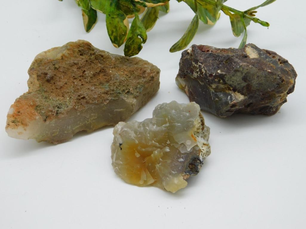 MIXED ROUGH LOT ROCK STONE LAPIDARY SPECIMEN: MIXED ROUGH LOT ROCK STONE LAPIDARY SPECIMEN - Part of our Discover Golden Attic, Crystals and Gems auction at HATMAN'S Auctions! Please see photos for measurements and condition. YES, we have