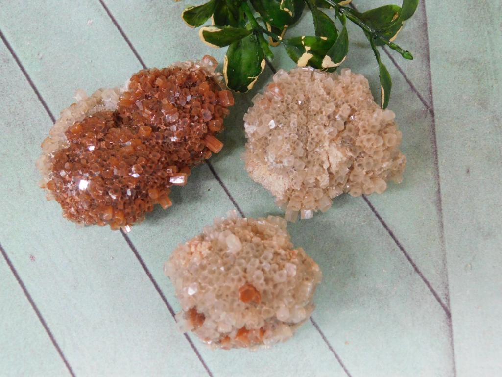 ARAGONITE ROCK STONE LAPIDARY SPECIMEN: ARAGONITE ROCK STONE LAPIDARY SPECIMEN - Part of our Discover Golden Attic, Crystals and Gems auction at HATMAN'S Auctions! Please see photos for measurements and condition. YES, we have in-house ship