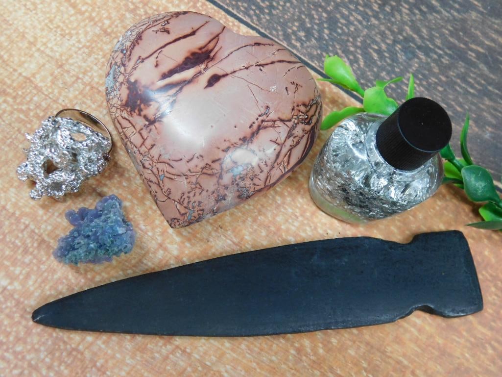 MIXED LOT ROCK STONE LAPIDARY SPECIMEN: MIXED LOT ROCK STONE LAPIDARY SPECIMEN - Part of our Discover Golden Attic, Crystals and Gems auction at HATMAN'S Auctions! Please see photos for measurements and condition. YES, we have in-house ship