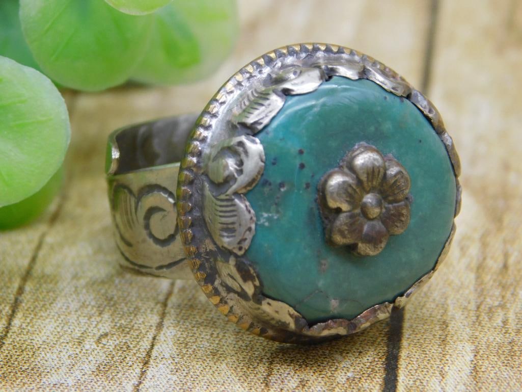 TURQUOISE ADJUSTABLE RING WITH INTRICATE TOOLING: WELCOME TO HATMAN AUCTIONS! SPECIAL NOTICE: Please see photos for measurements and descriptions. ***Yes, we have in house shipping with MANY REPEAT CUSTOMERS because of our streamlined service. ****We