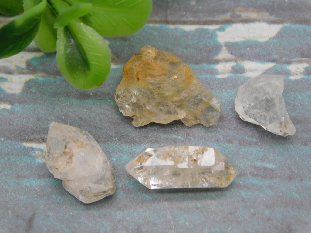 HERKIMER DIAMONDS ROCK STONE LAPIDARY SPECIMEN: HERKIMER DIAMONDS ROCK STONE LAPIDARY SPECIMEN - Part of our Discover Golden Attic, Crystals and Gems auction at HATMAN'S Auctions! Please see photos for measurements and condition. YES, we have