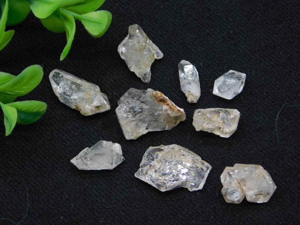 HERKIMER DIAMONDS ROCK STONE LAPIDARY SPECIMEN: HERKIMER DIAMONDS ROCK STONE LAPIDARY SPECIMEN - Part of our Discover Golden Attic, Crystals and Gems auction at HATMAN'S Auctions! Please see photos for measurements and condition. YES, we have