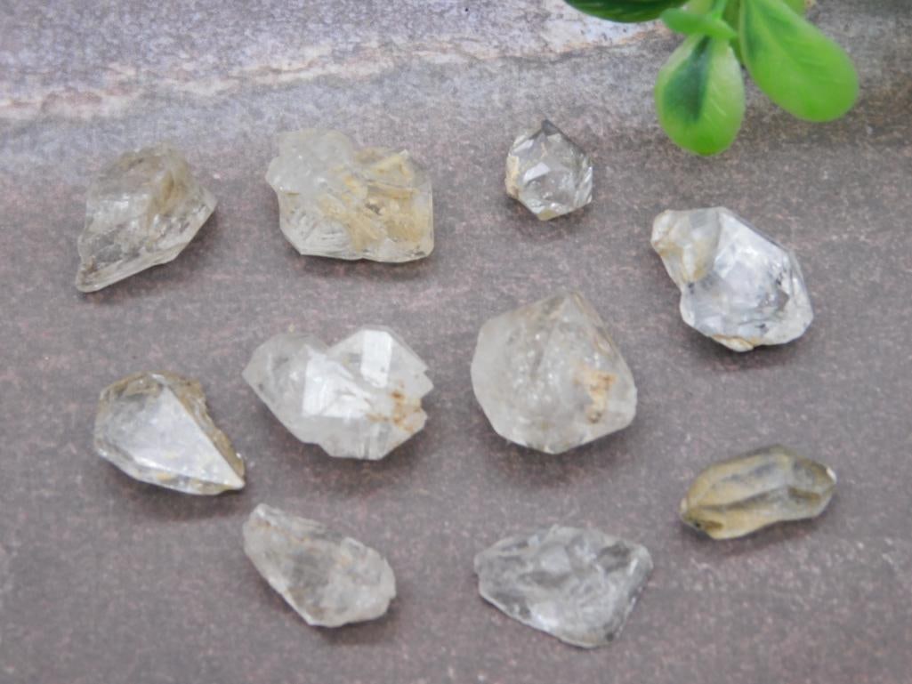 HERKIMER DIAMONDS ROCK STONE LAPIDARY SPECIMEN: HERKIMER DIAMONDS ROCK STONE LAPIDARY SPECIMEN - Part of our Discover Golden Attic, Crystals and Gems auction at HATMAN'S Auctions! Please see photos for measurements and condition. YES, we have