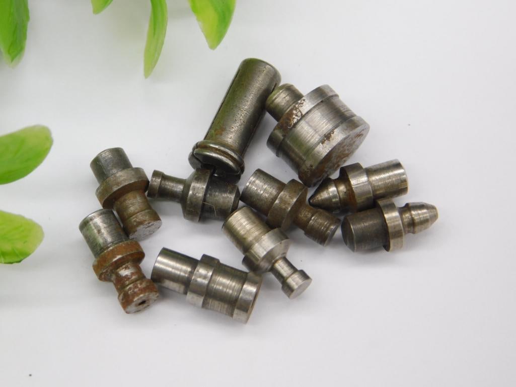 VINTAGE WATCHMAKER WATCHMAKING STUMP TOOLS 3011: Includes a mix of metal stump tools of varying shapes and sizes. Suitable for industrial applications or watchmaking projects requiring precision components. Made from durable metal materials for long