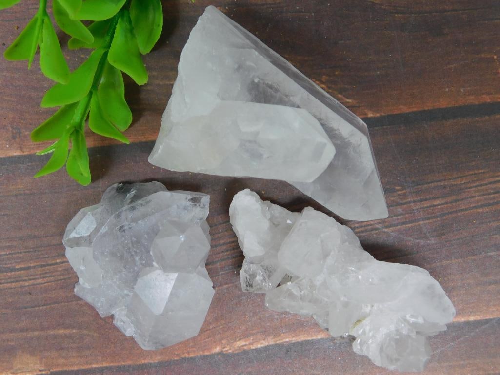 QUARTZ NATURAL CRYSTAL MINERAL COLLECTOR DISPLAY SPECIMEN: This natural quartz specimen is a versatile addition to any mineral collection, valued by collectors and healing crystal enthusiasts for its clarity and form. See photos for exact size and condition.