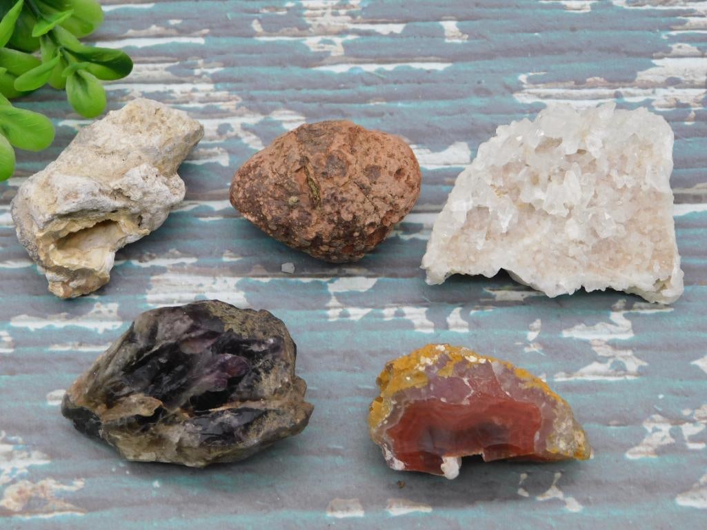 MIXED LOT ROCK STONE LAPIDARY SPECIMEN COLLECTOR ASSORTMENT OF NATURAL ROCKS AND MINERALS: This mixed lot brings together a variety of natural rocks, stones, and mineral specimens in one collection. Rockhounds, hobbyist collectors, and resellers alike will find plenty to appreciate here.