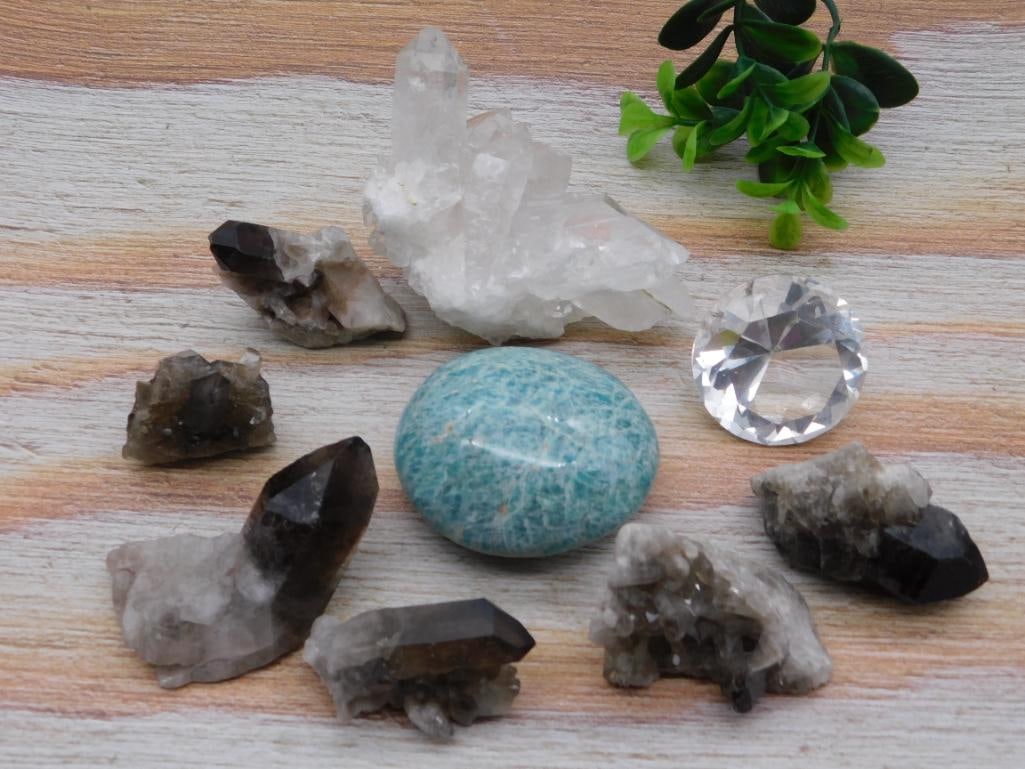 MIXED LOT ROCK STONE LAPIDARY SPECIMEN VARIED ROCK AND MINERAL ASSORTMENT FOR COLLECTORS: This assortment gathers an interesting variety of natural stone and mineral specimens. Well suited for collectors, resellers, or anyone furnishing a rock garden or display shelf. See photos for a full