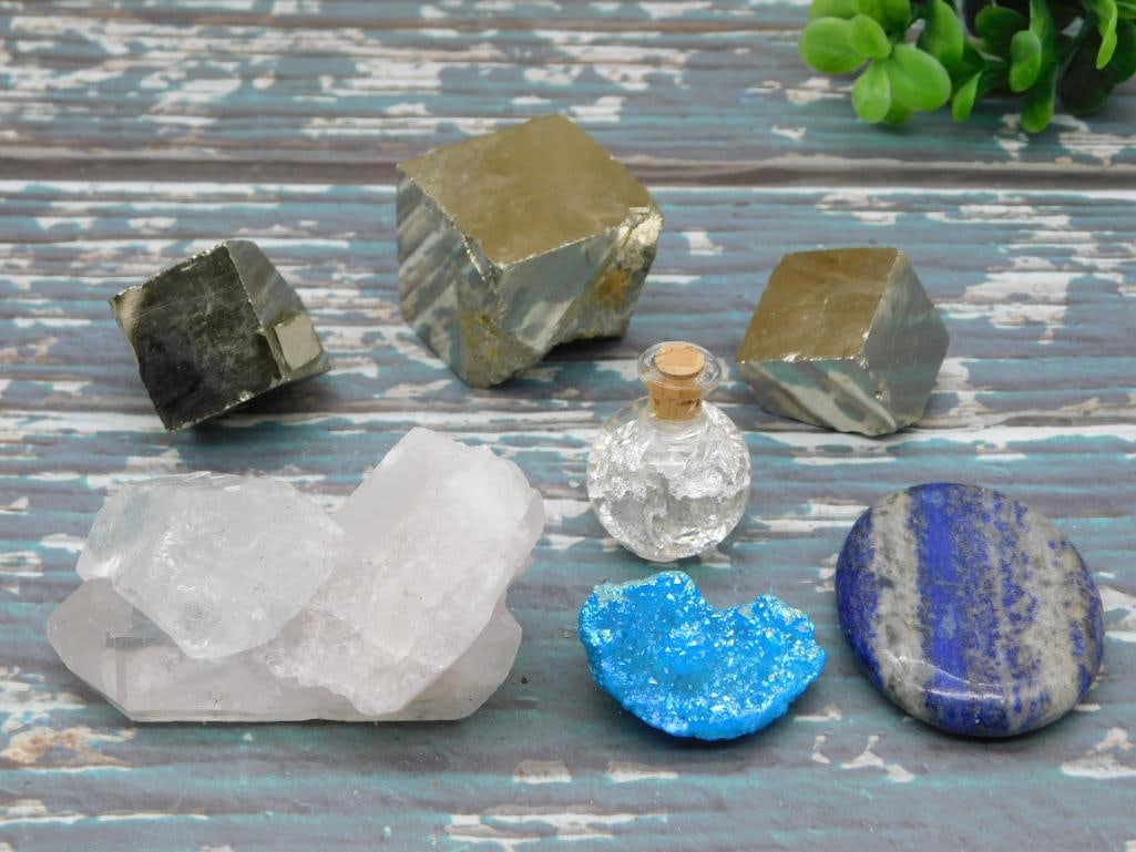 MIXED LOT ROCK STONE LAPIDARY SPECIMEN ASSORTED NATURAL MINERAL VARIETY PACK: A varied collection of natural rocks and minerals is grouped together in this lot. Ideal for rockhounds, students of earth science, and casual collectors alike. Refer to the photos for the specific sp