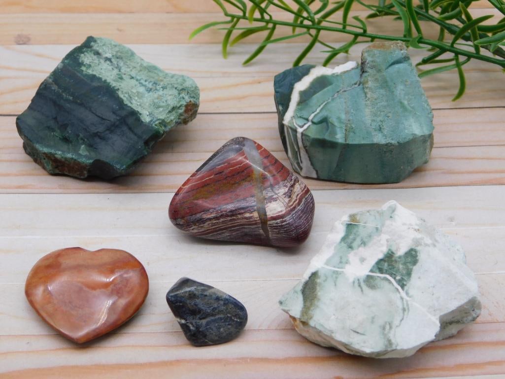 MIXED LOT ROCK STONE LAPIDARY SPECIMEN - NATURAL MINERAL VARIETY FOR JEWELRY MAKING & CABBING: A generous mixed lot of natural rocks and lapidary specimens, perfect for building out a growing collection. Whether you collect, craft, or resell, this lot offers plenty to work with. See photos for 