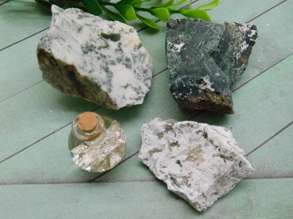 MIXED LOT STONE LAPIDARY SPECIMEN COLLECTION FOR MINERAL ENTHUSIASTS: This mixed lot collection appeals to mineral enthusiasts looking for a range of rock and stone specimens in one group. See photos for exact pieces and condition.