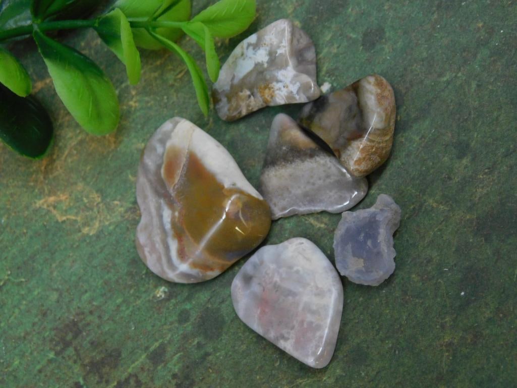 ASSORTED MIXED ROUGH ROCK STONE LAPIDARY SPECIMEN FOR COLLECTORS AND CUTTERS: A varied lot of rough rock material offering plenty of options for lapidary projects or rockhound collections. See photos for exact contents, sizes, and detail.