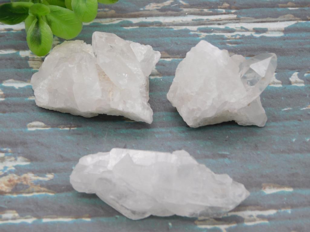 QUARTZ NATURAL STONE LAPIDARY SPECIMEN - MINERAL DISPLAY AND HEALING CRYSTAL PIECE: This quartz specimen offers the natural beauty collectors look for, whether for a mineral display shelf or a healing crystal collection. Its versatility makes it appealing to a wide range of rock and 