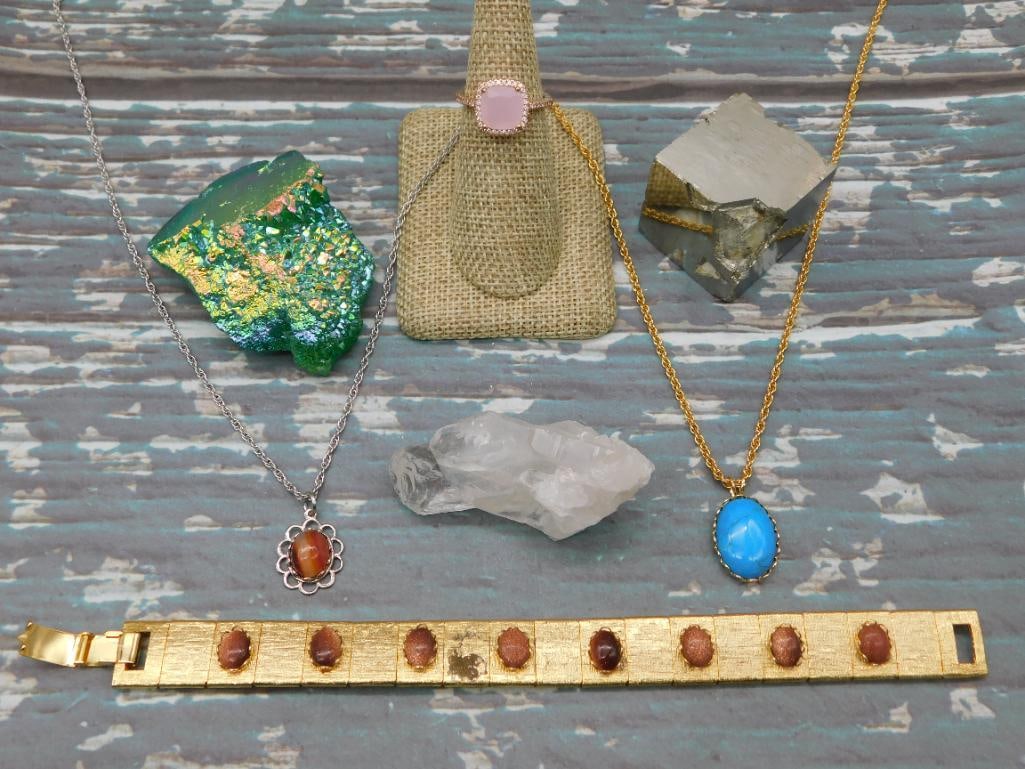 MIXED LOT ROCK SPECIMEN LAPIDARY STONE - ASSORTED COLLECTIBLE ROCKHOUND GROUPING: Featuring a mix of rock and stone pieces, this lot gives collectors and rockhounds a nice variety to add to their display or working collection. Each item brings its own look and character. Refer to p